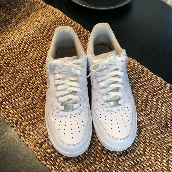 WOMEN'S NIKE AIR FORCE 1 LOW TRIPLE WHITE SHOES 9.5 - Picture 3 of 8